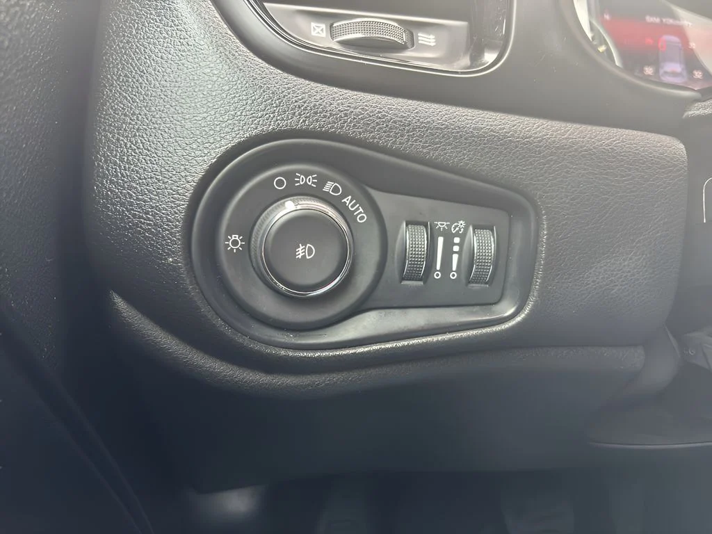 Used 2017 Alpine White Jeep Altitude image 15