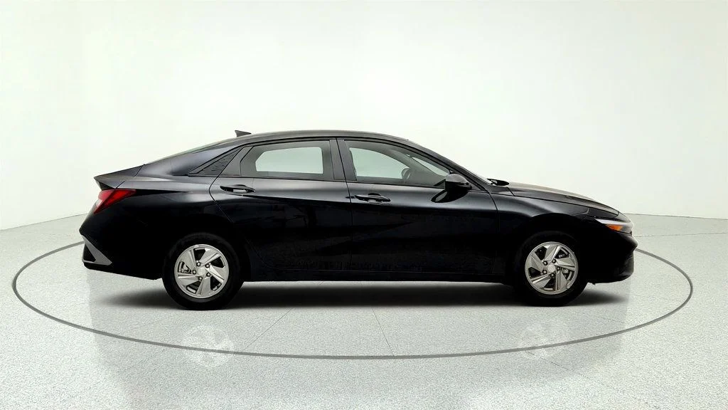 Used 2025 Abyss Black Hyundai SE IVT image 4