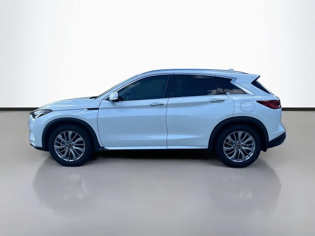 Used 2023 White INFINITI LUXE image 6