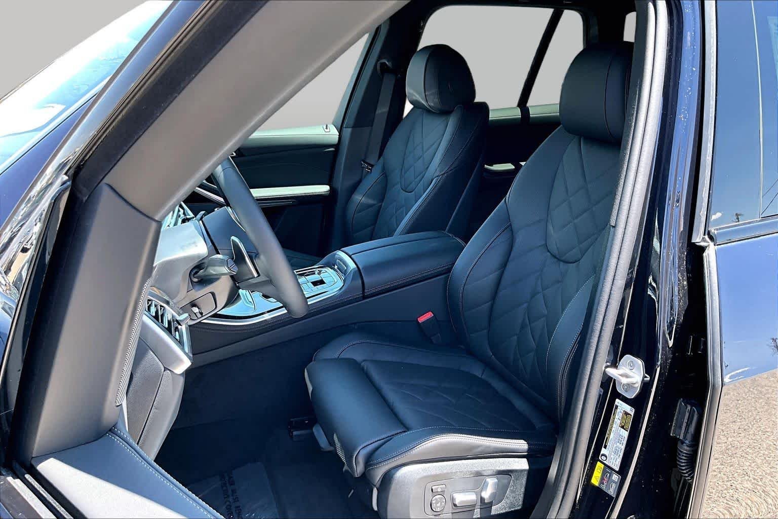 New 2026 Carbon Black Metallic BMW xDrive50e image 9