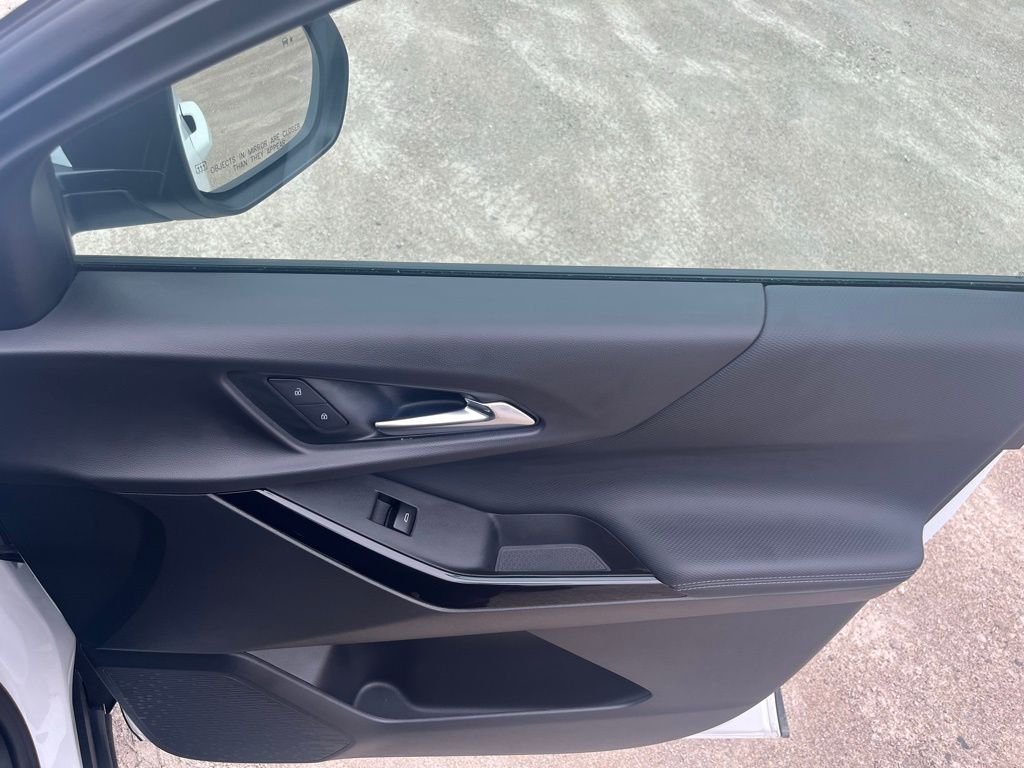 Used 2025 Summit White Chevrolet LT image 34