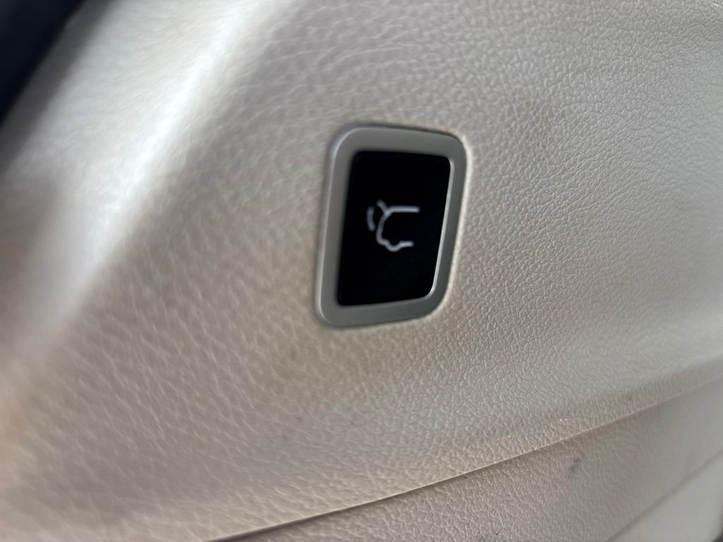 Used 2024 Silver Chrysler Touring L image 7