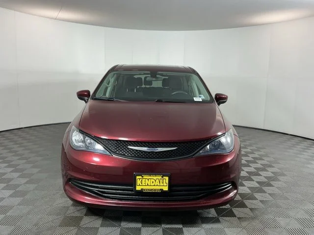Used 2018 Velvet Chrysler L image 2
