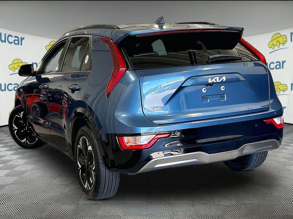 Used 2024 Blue Kia Wind image 4