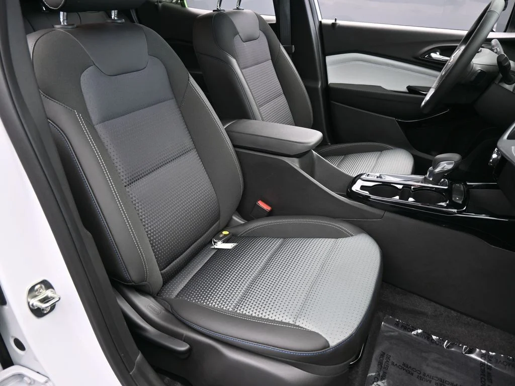Used 2025 Summit White Chevrolet LT image 46