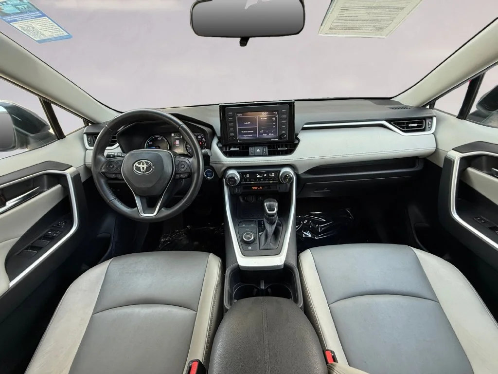 Used 2022 Silver Toyota XLE Premium image 12