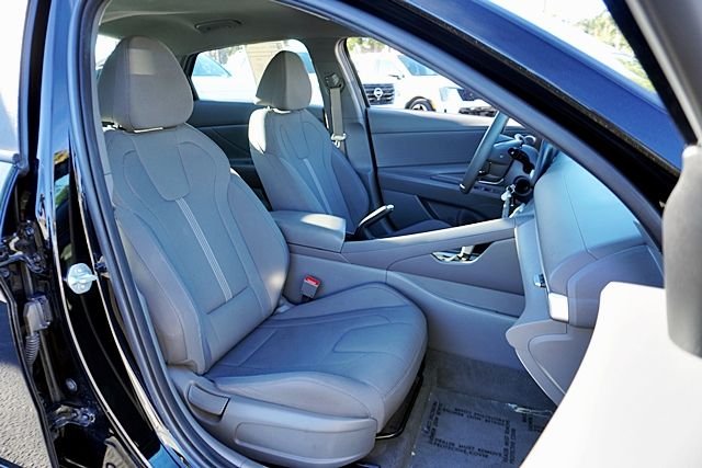 Used 2024 Black Hyundai SE image 11