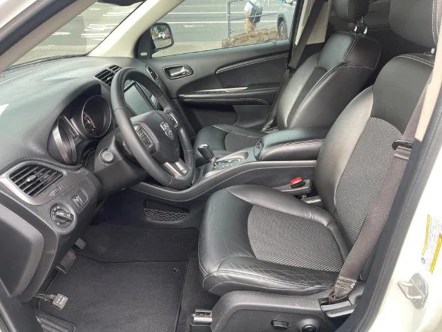 Used 2018 White Dodge Crossroad image 21