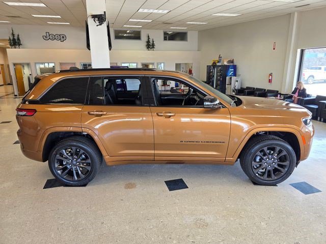 New 2026 Copper Shino Metallic Clear-Coat Exterior Paint Jeep Limited Reserve image 8