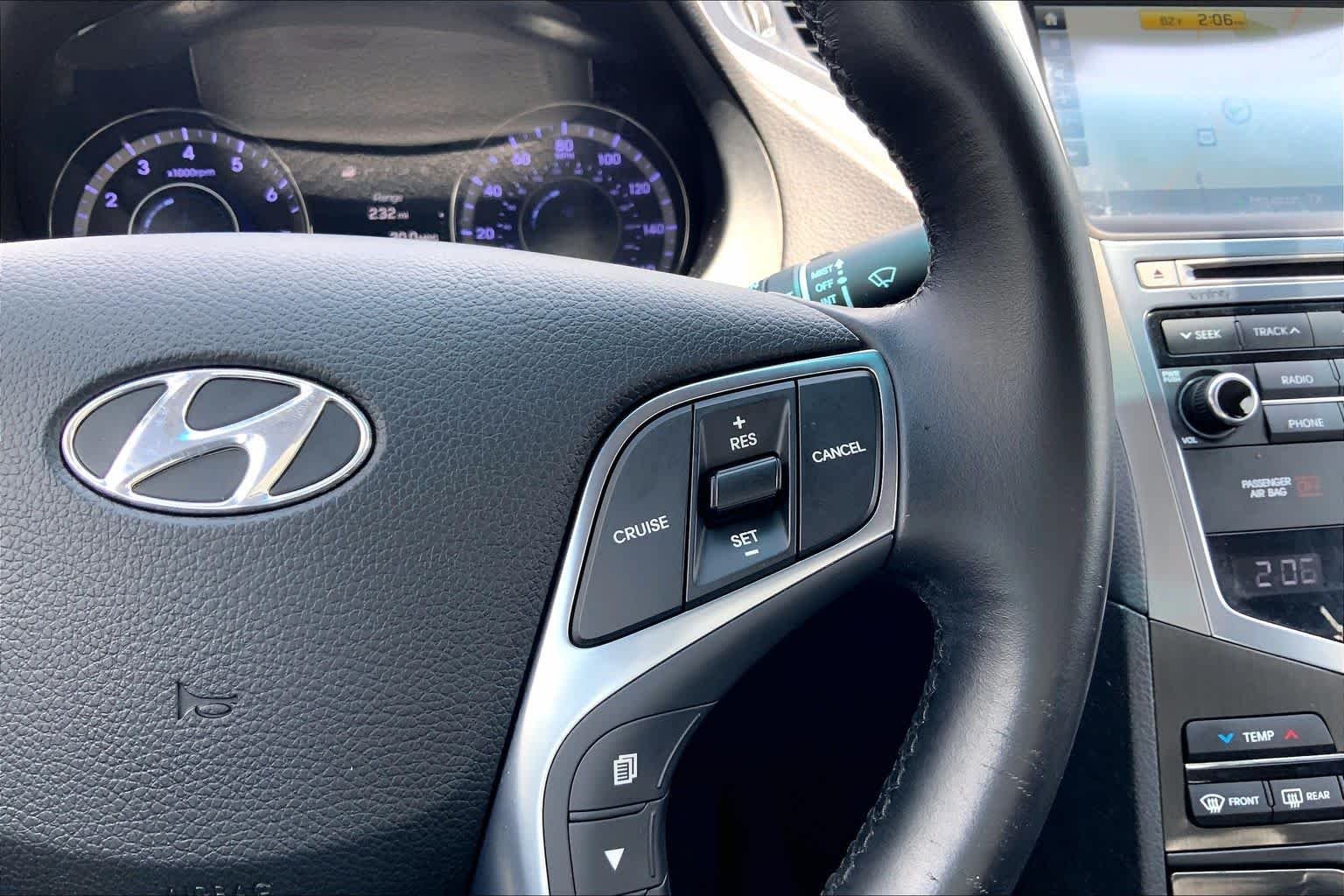 Used 2015 Pewter Gray Metallic Hyundai  image 22