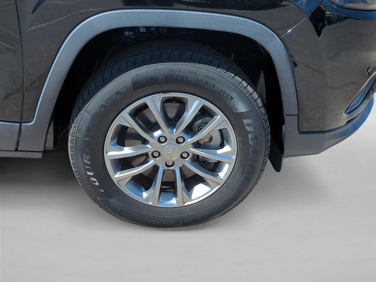 Used 2019 Diamond Black Crystal Pearlcoat Jeep Latitude Plus image 23