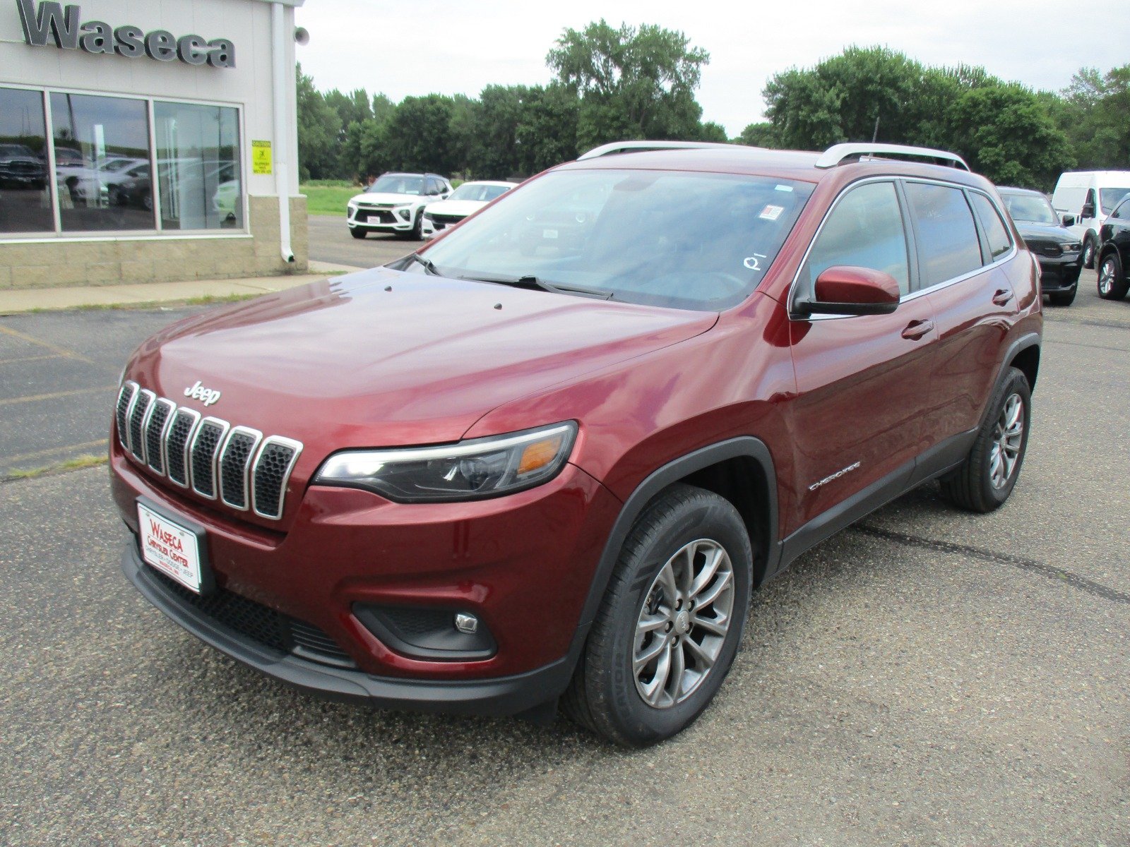 Used 2020 RED Jeep Latitude Plus image 1