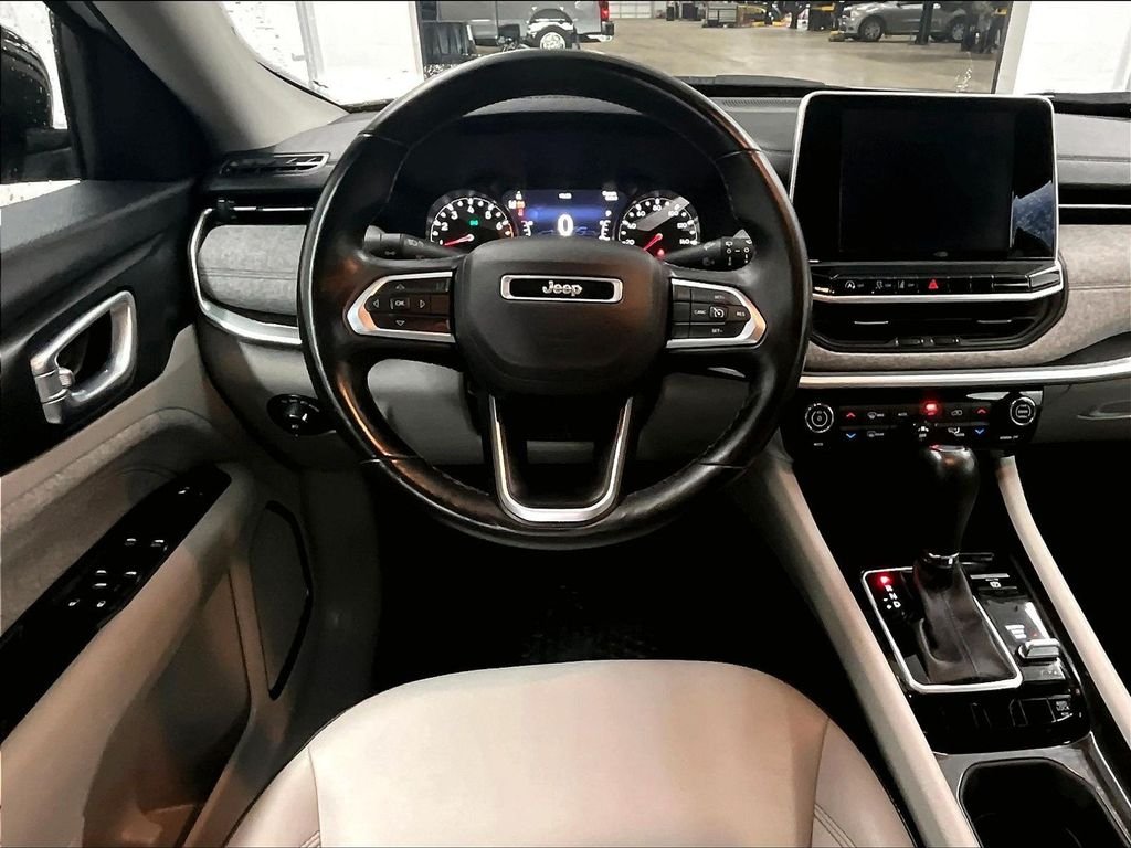 Used 2022 White Jeep Latitude image 17