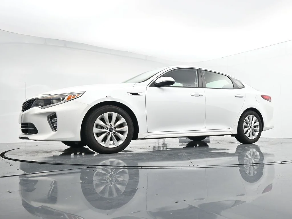 Used 2018 White Kia S image 30