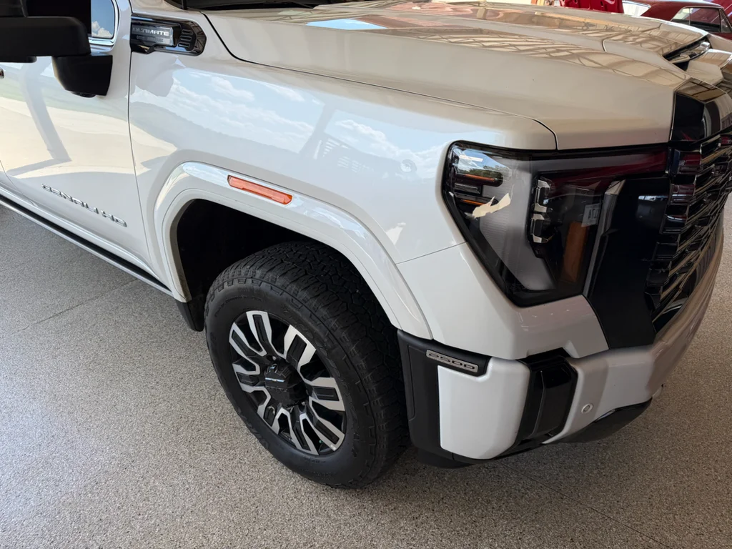 Used 2024 White Frost Tricoat GMC Denali Ultimate image 7