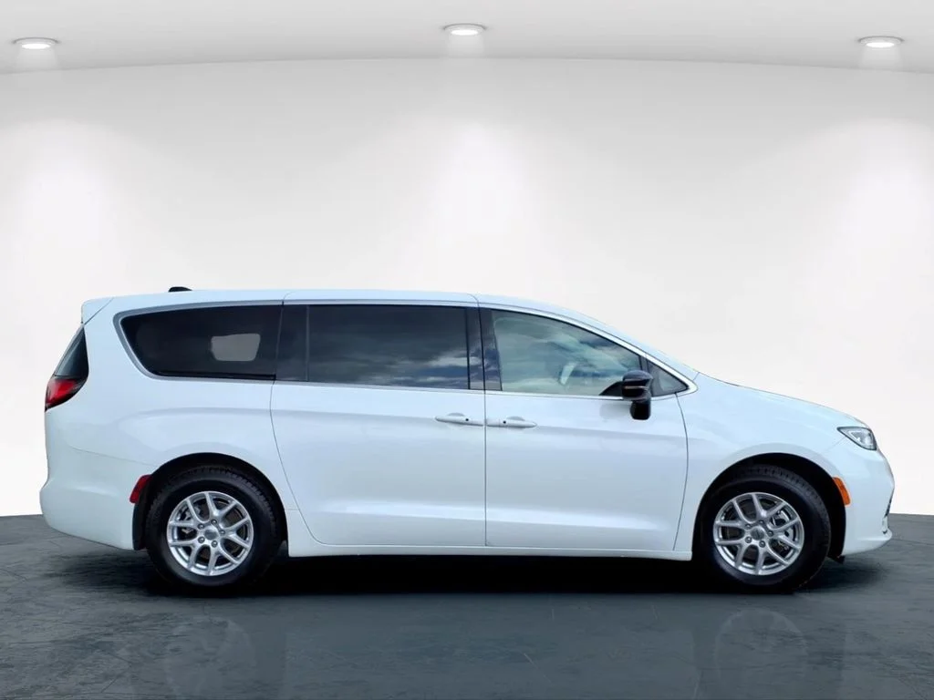 Used 2024 White Chrysler Touring L image 5