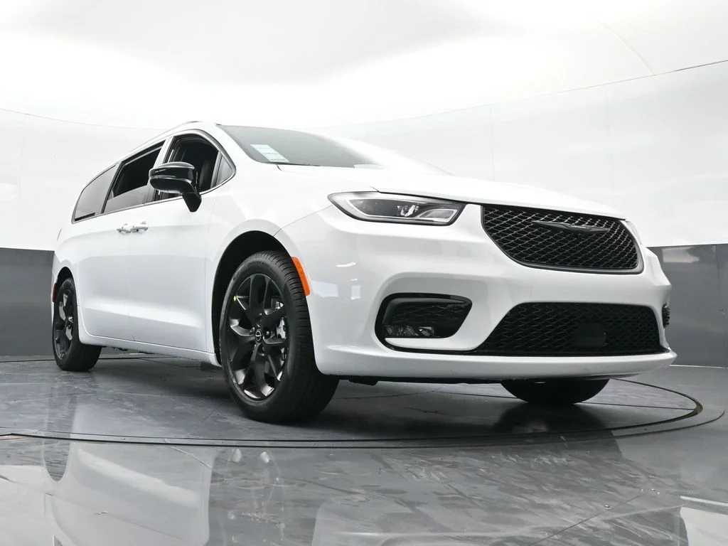 New 2026 Bright White Clear-Coat Exterior Paint Chrysler Select image 62