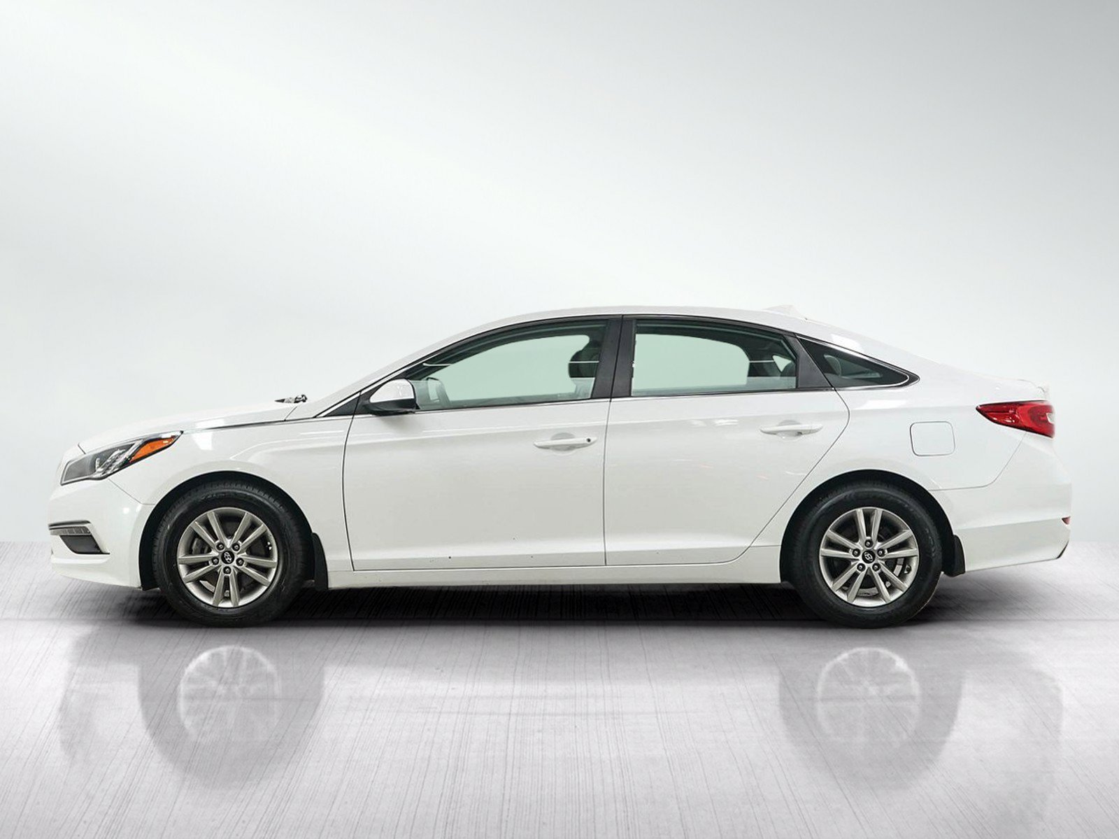 Used 2015 Hyundai Sonata SE with VIN 5NPE24AF6FH234195 for sale in Burnsville, Minnesota