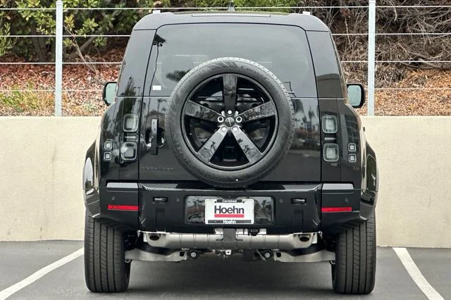 New 2026 Santorini Black Land Rover X-Dynamic SE image 4