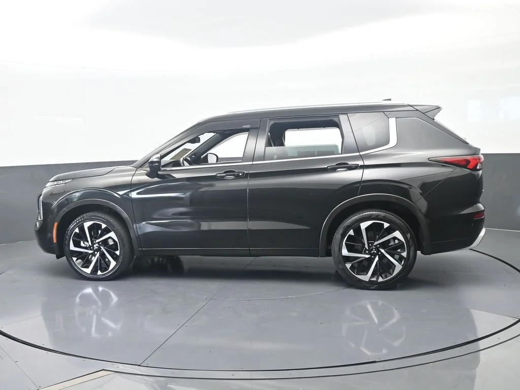 Used 2022 Black Mitsubishi SEL image 3