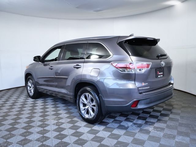 Used 2015 Gray Toyota XLE V6 image 4