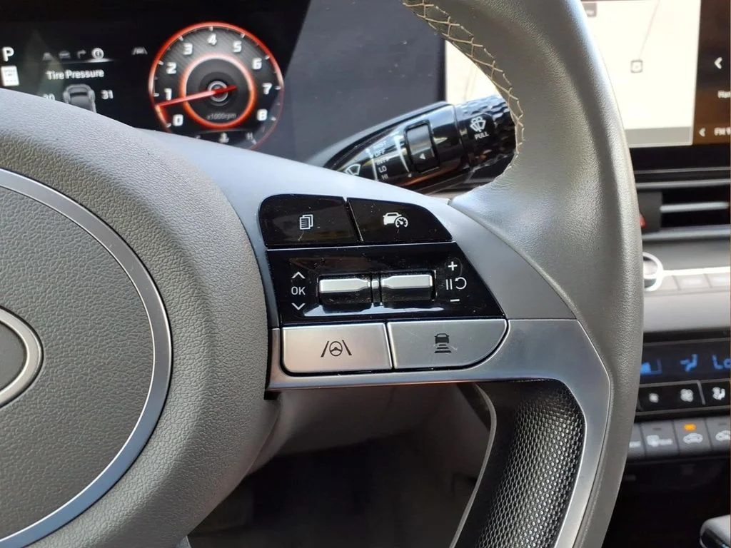 Used 2025 Black Hyundai SEL Convenience image 13
