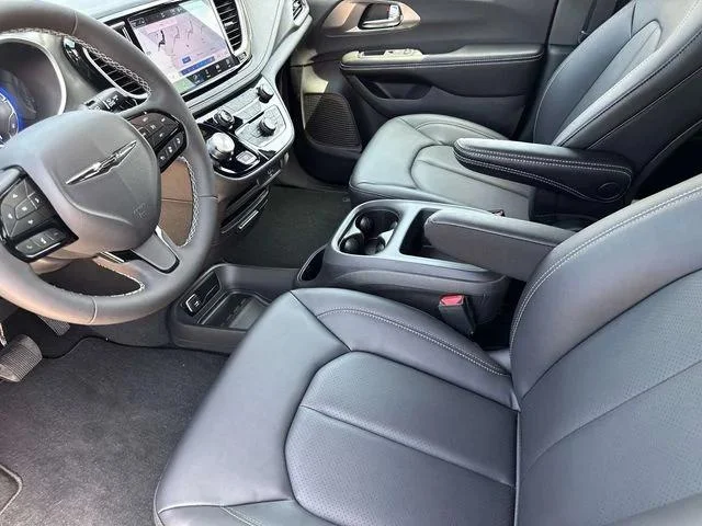 New 2026 Diamond Black Crystal Pearl-Coat Exterior Paint Chrysler Select image 21