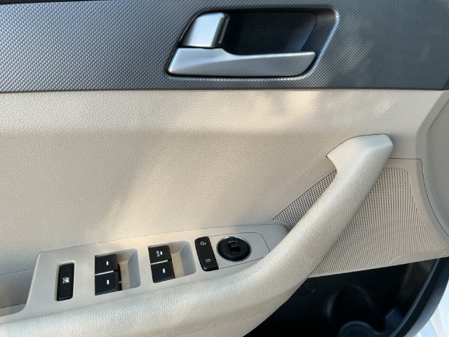 Used 2016 White Hyundai SE image 10