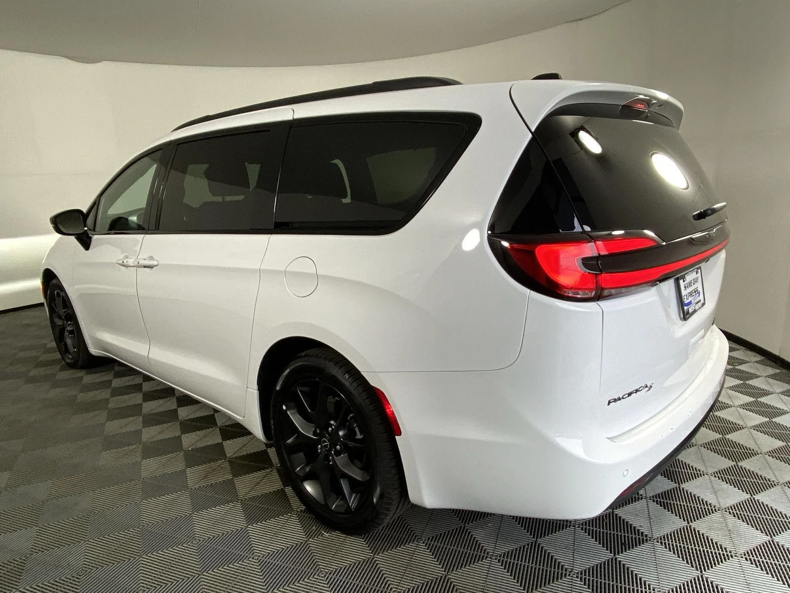 Used 2025 Bright White Clearcoat Chrysler Limited image 17