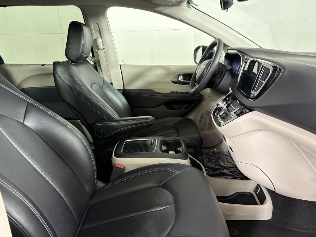 Used 2024 Silver Chrysler Touring L image 14