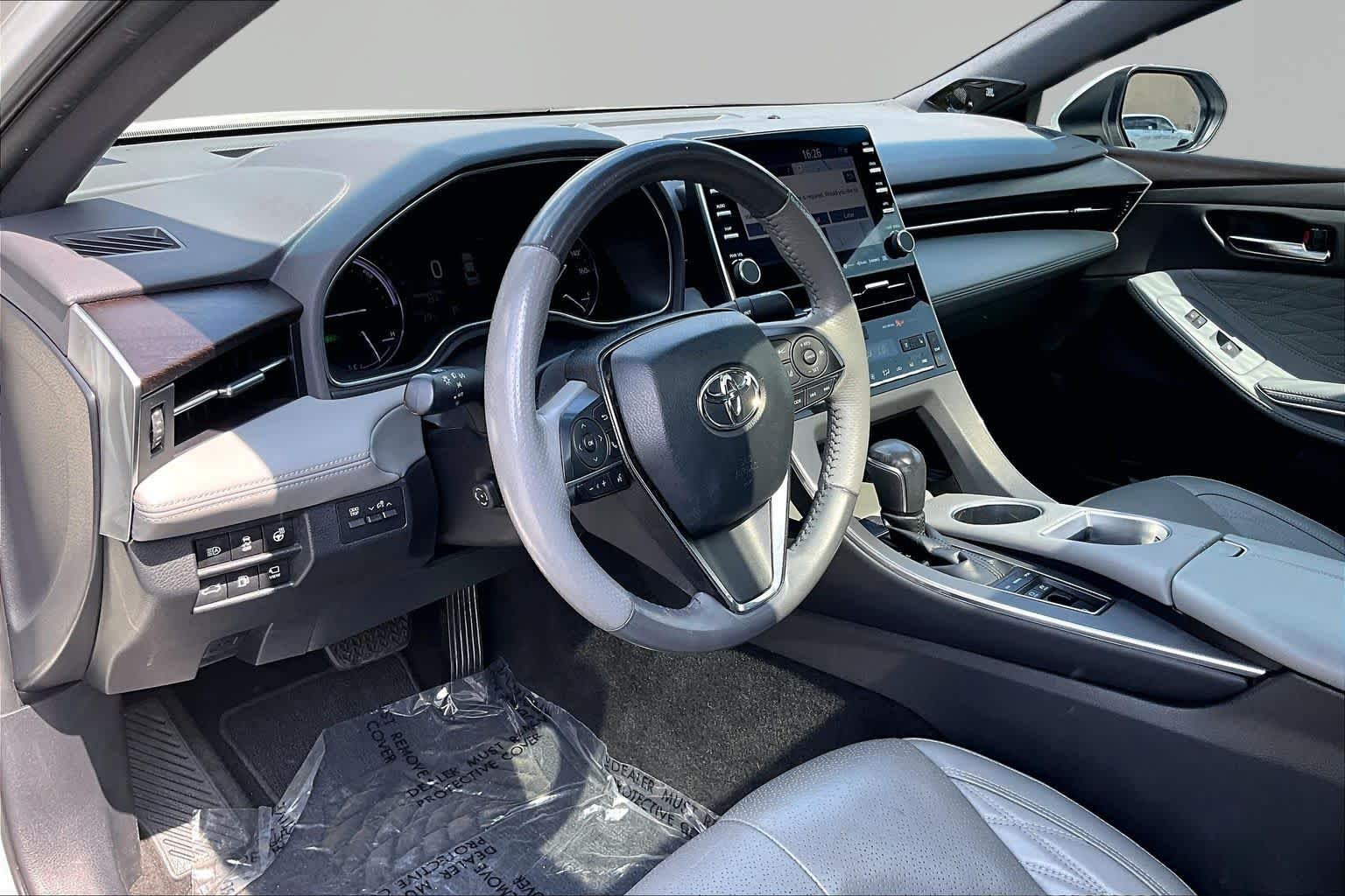 Used 2020 Wind Chill Pearl Toyota Hybrid Limited image 35