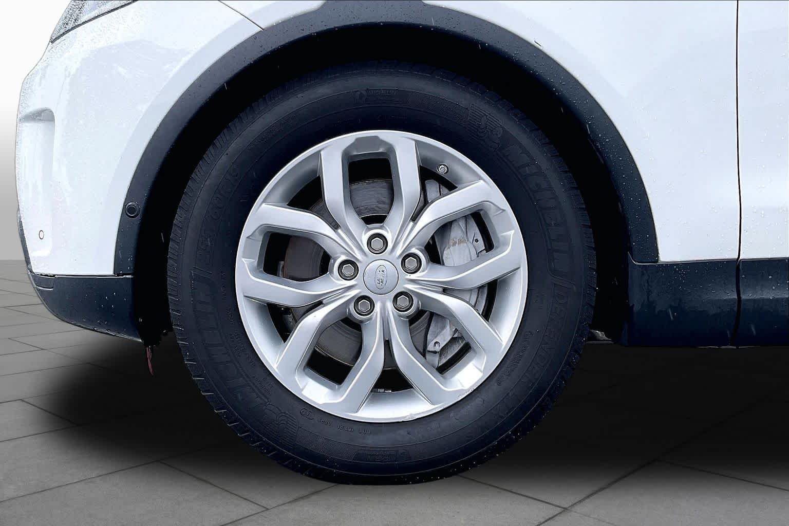 Used 2019 Fuji White Land Rover SE image 10