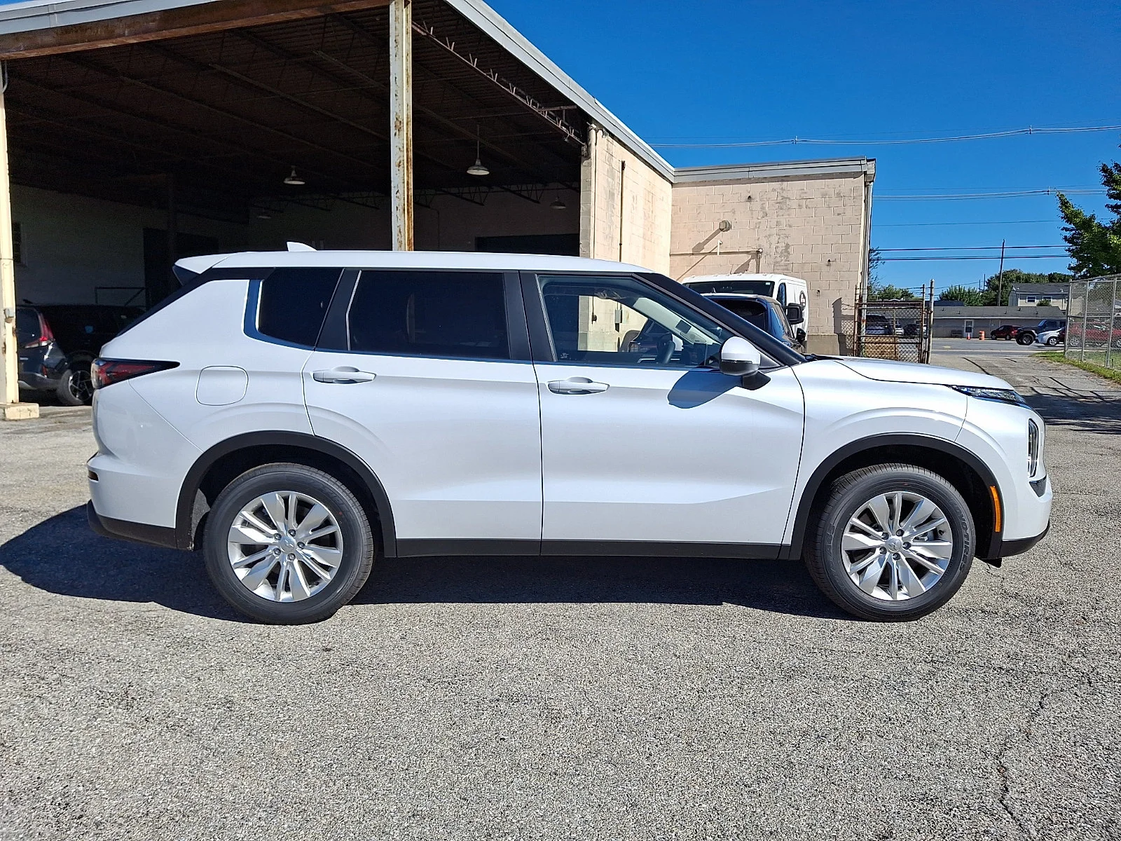 New 2026 White Mitsubishi ES image 8