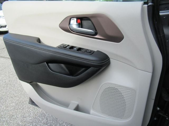 Certified Used 2023 Gray Chrysler LX image 19