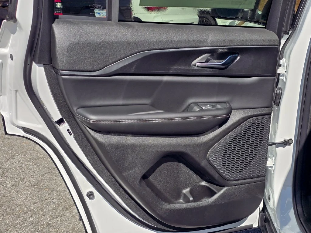 New 2027 White/off-white Jeep Laredo X image 37