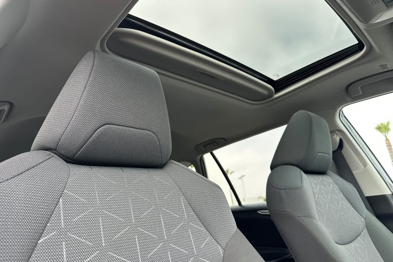 2025 Toyota RAV4 XLE - Photo 16