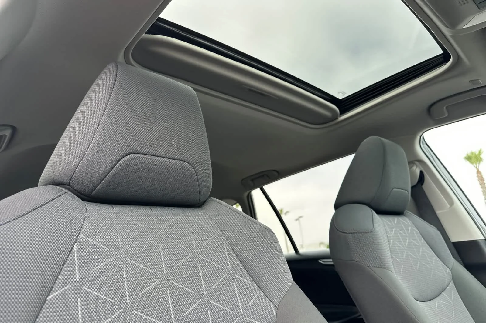 2025 Toyota RAV4 XLE - Photo 16