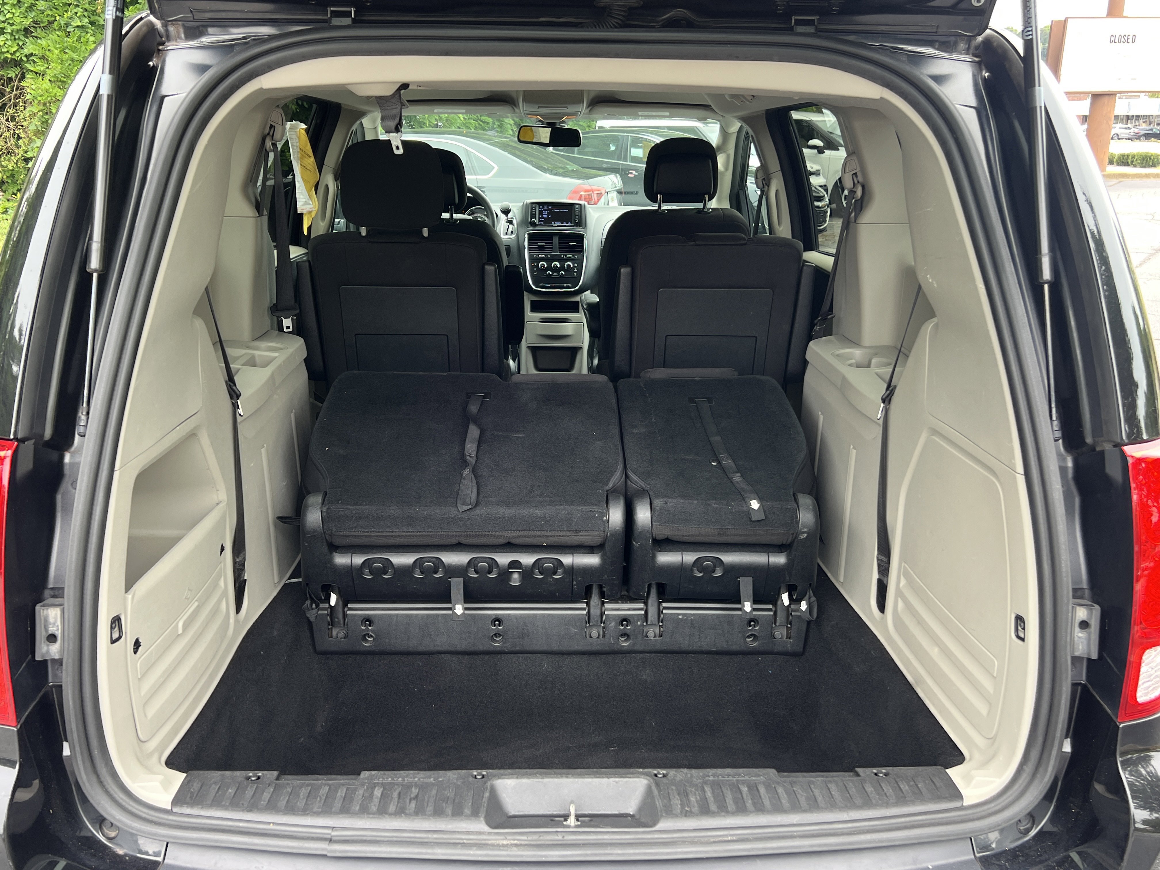 Used 2019 Black Onyx Crystal Pearlcoat Dodge SE image 18