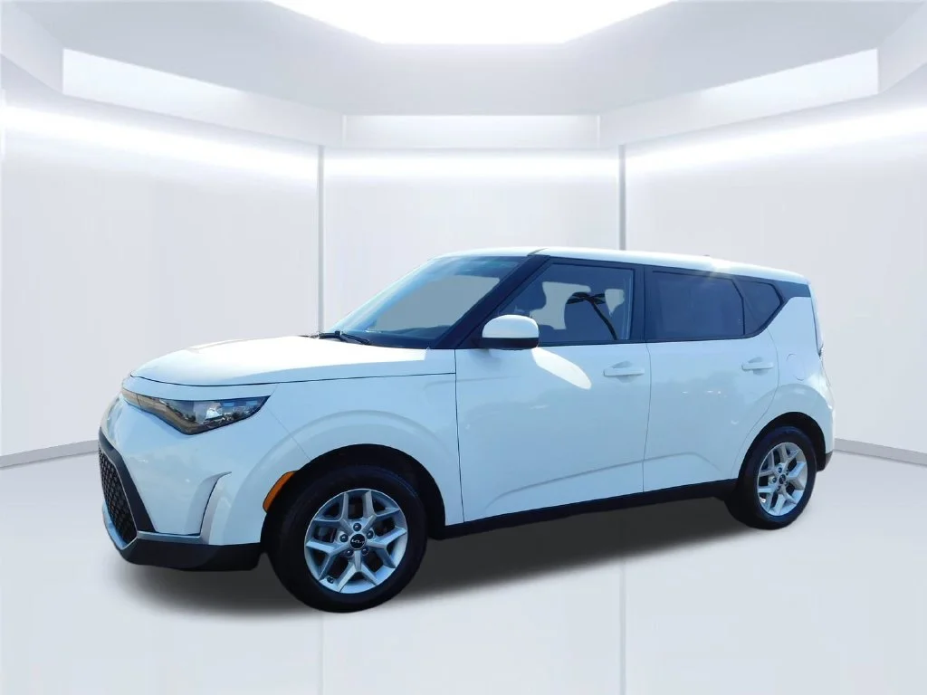 Used 2025 White Kia LX image 7