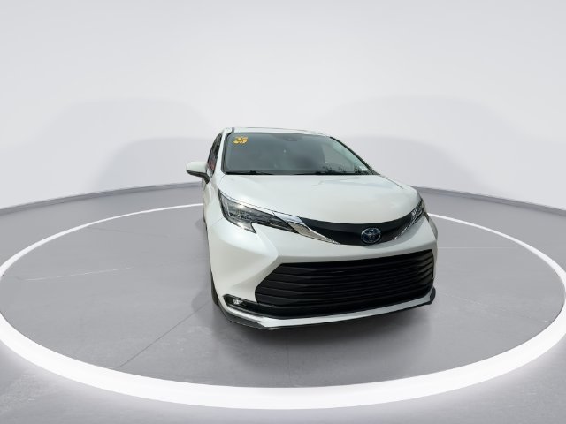 2025 Toyota Sienna XLE - Photo 3
