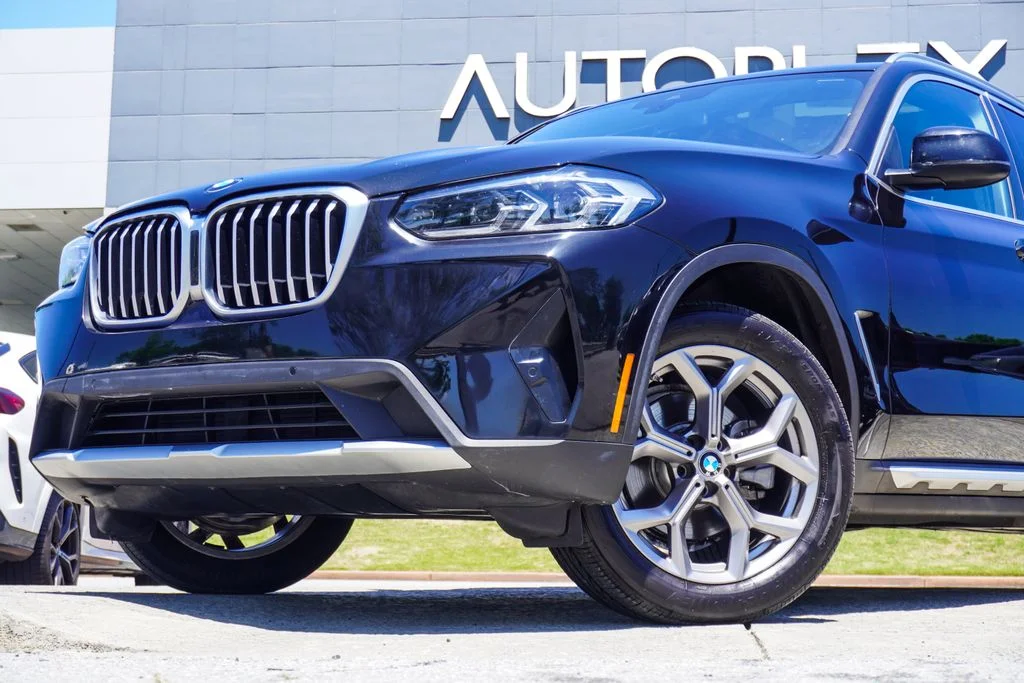 Used 2022 Black BMW sDrive30i image 2