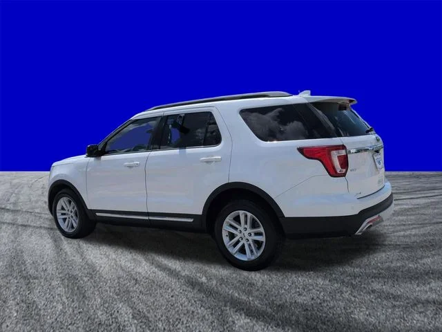 Certified Used 2017 White Platinum Clearcoat Metallic Ford XLT image 6