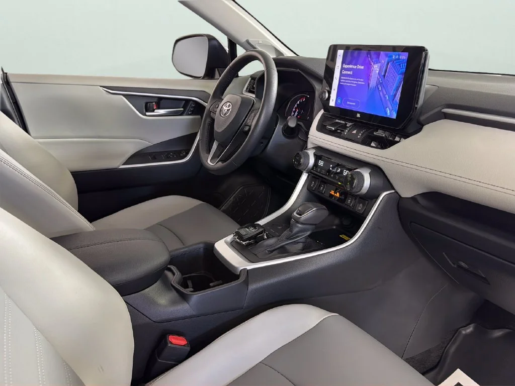 Used 2023  Toyota XLE Premium image 38