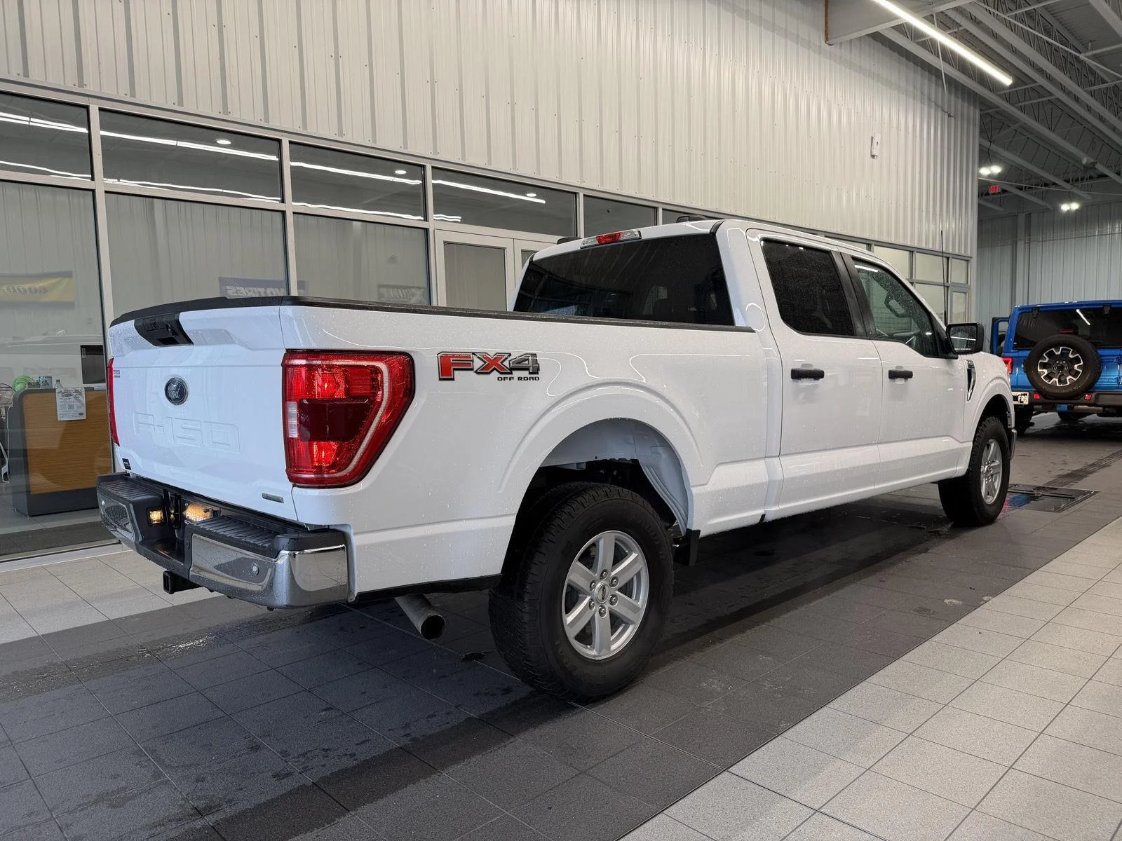Used 2022 Oxford White Ford XLT image 6