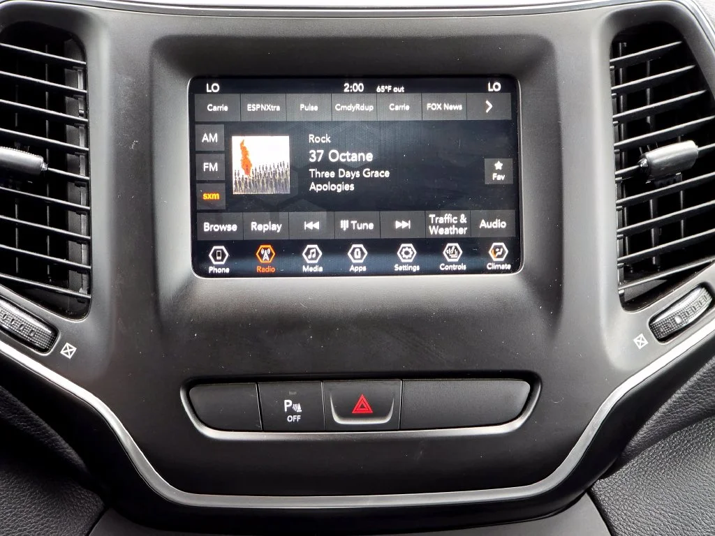 Used 2019 Gray Jeep Latitude Plus image 8