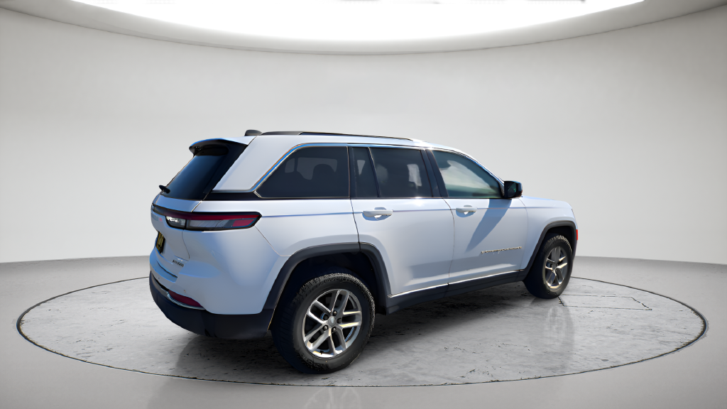 Used 2024 White Jeep Laredo X image 5