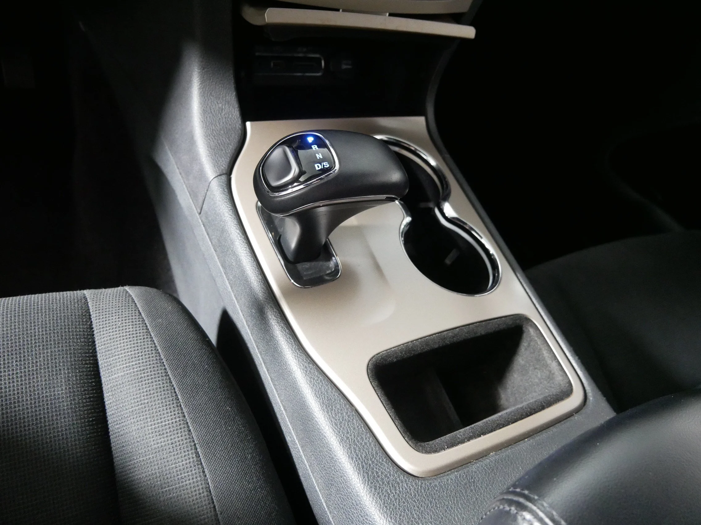 Used 2015 Billet Silver Metallic Clearcoat Jeep Laredo image 24