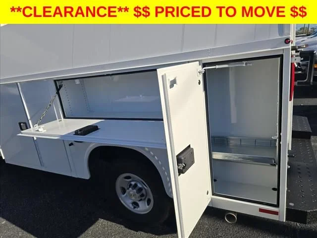 New 2025 Summit White Chevrolet 1WT image 18