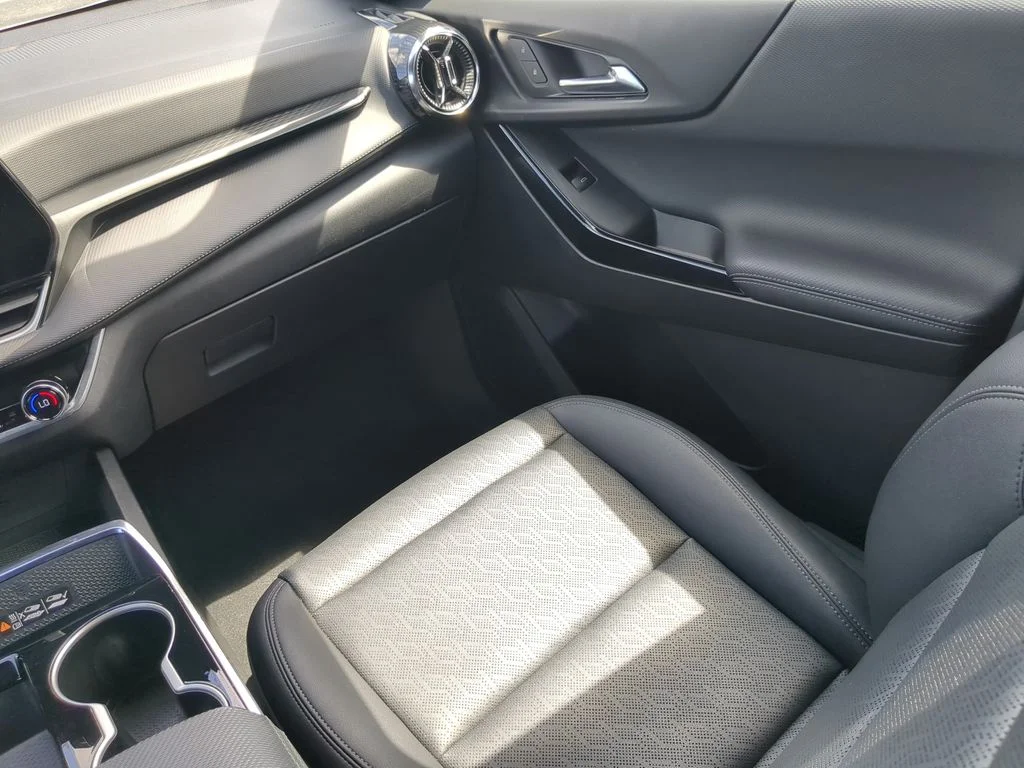 Used 2025 White Chevrolet LT image 15