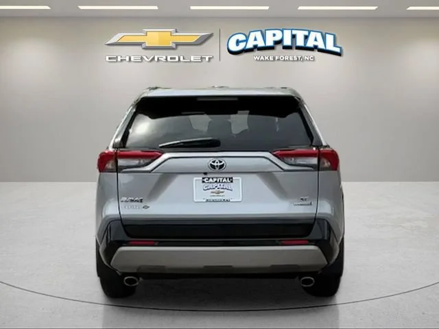Used 2024  Toyota Hybrid SE image 4